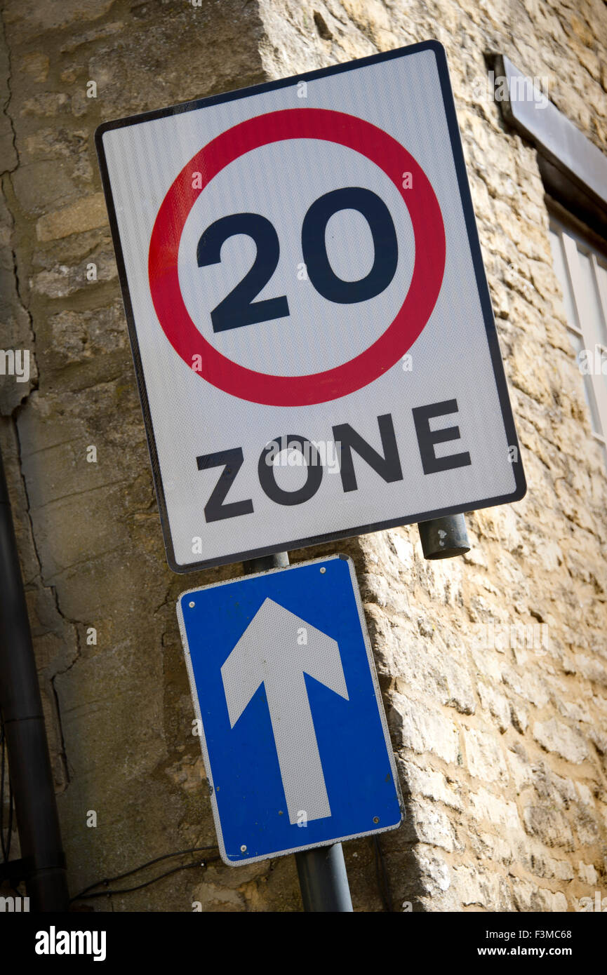 A 20 km/h (20mph) zone de vitesse et d'une signalisation de véhicule dans une rue Cirencester, Gloucestershire. Un UK voitures restreindre Banque D'Images