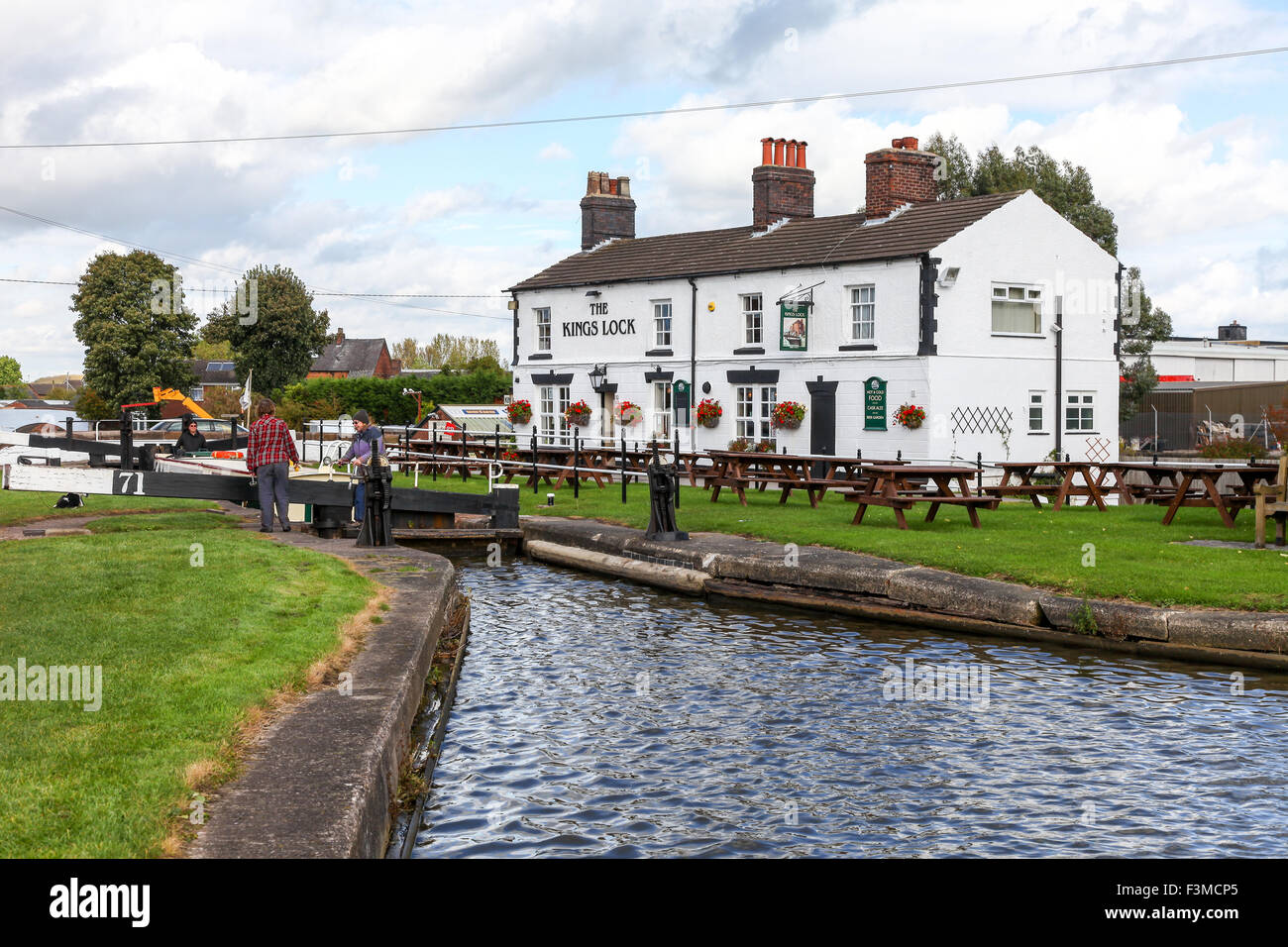 Le King's Pub de blocage sur le Trent et Mersey Canal à Middlewich Cheshire England UK Banque D'Images