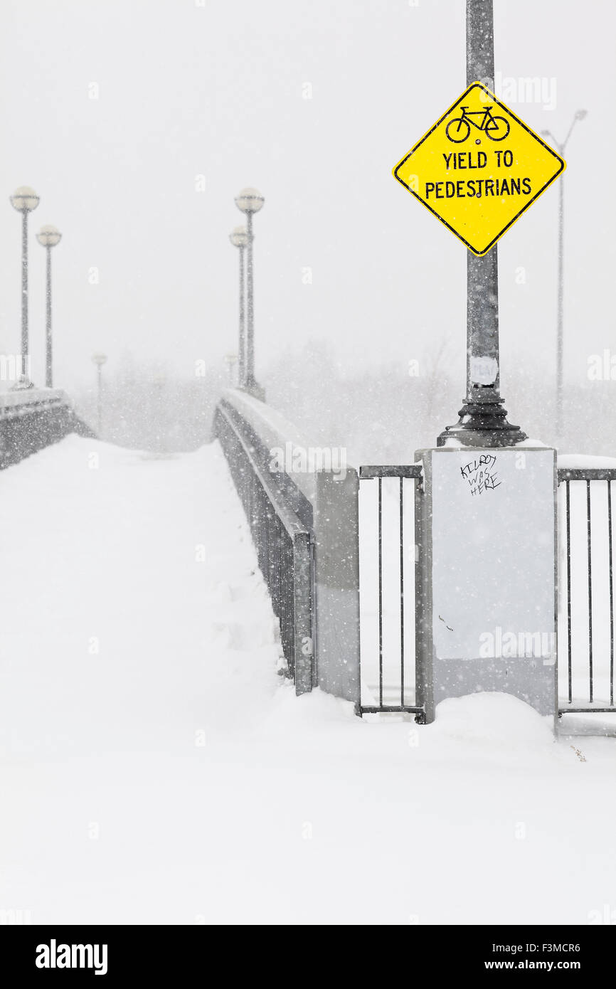 Bridge,Canada,neige,Road Sign Banque D'Images