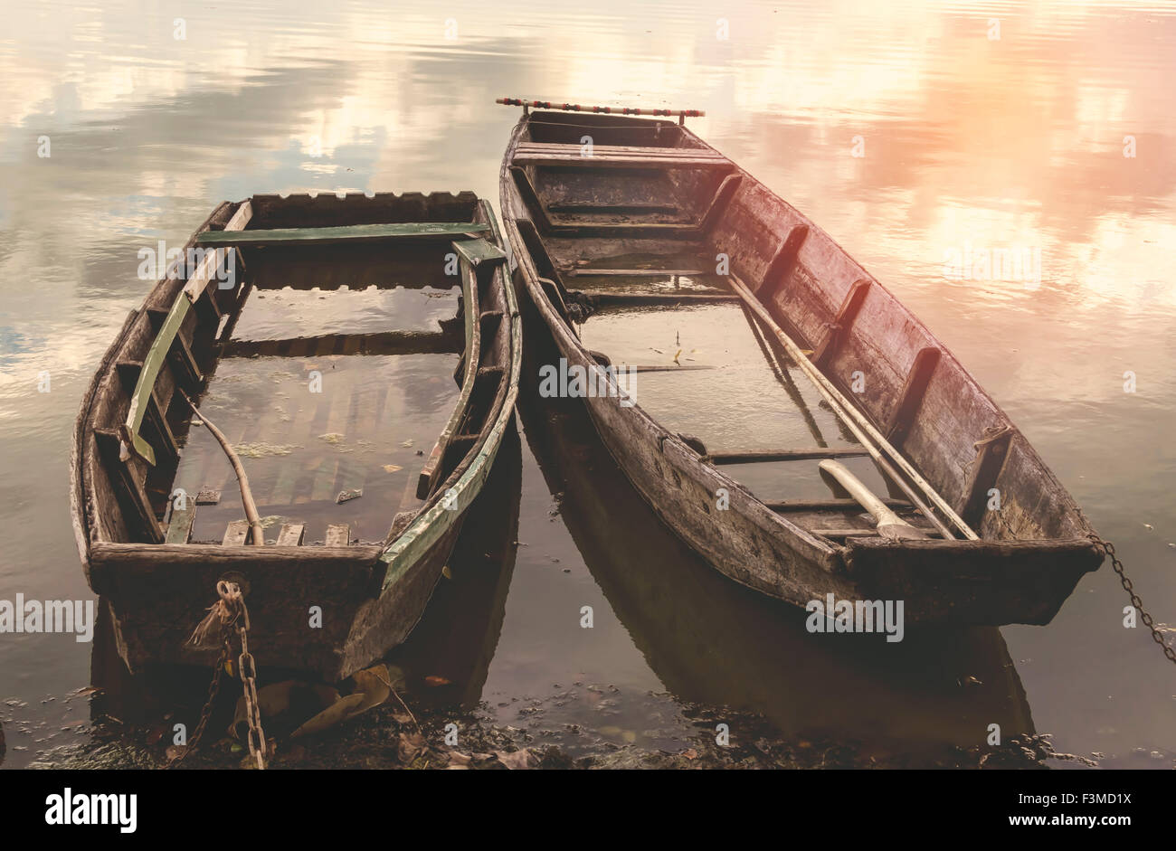 Vieux bateaux en bois inondés à la river. Focus sélectif. Banque D'Images