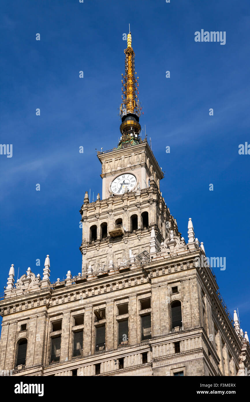 Close-up de l'horloge et spire du Palais de la Culture et de la Science (Pałac Kultury i Nauki) à Varsovie, Pologne Banque D'Images