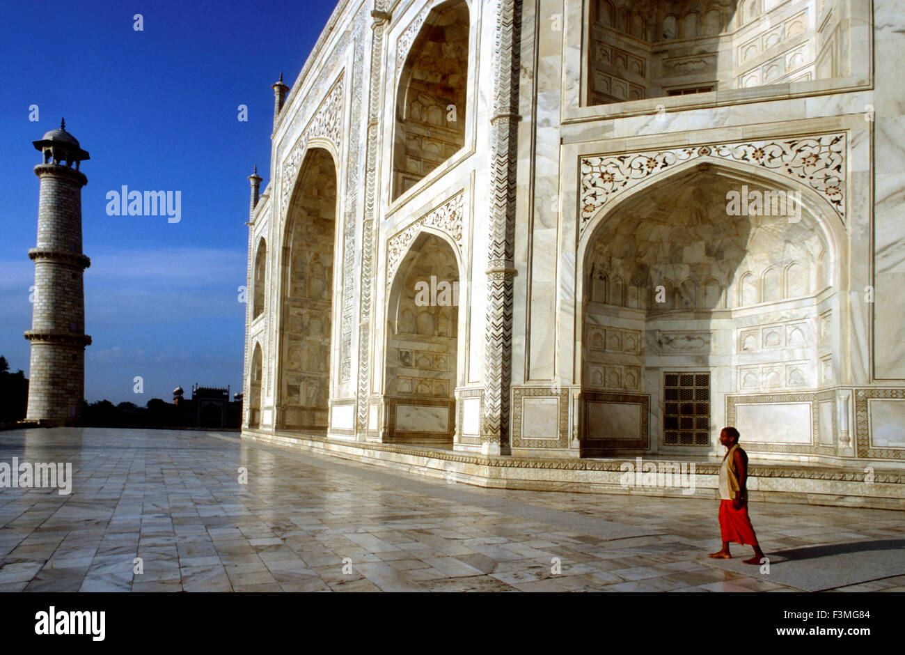 Agra, Uttar Pradesh. Taj Mahal dans la rivière Yamuna, Agra, Inde Le Taj Mahal est un mausolée situé à Agra, en Inde, construit par l'empereur Moghol Shah Jahan en mémoire de son épouse favorite, Mumtaz Mahal. Le Taj Mahal est considéré comme le plus bel exemple de l'architecture de Mughal, un style qui combine des éléments du persan, ottomane, indienne, et styles architecturaux islamiques. En 1983, le Taj Mahal est devenu Site du patrimoine mondial de l'UNESCO et a été cité comme "le joyau de l'art musulman en Inde et l'un des chefs-d'œuvre universellement admirés du patrimoine dans le monde." Banque D'Images