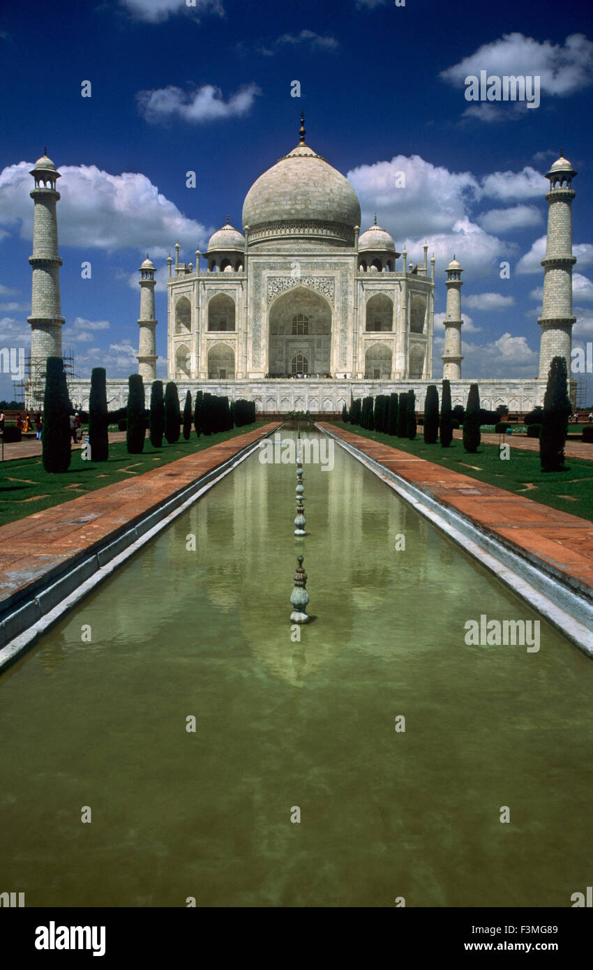 Agra, Uttar Pradesh. Taj Mahal dans la rivière Yamuna, Agra, Inde Le Taj Mahal est un mausolée situé à Agra, en Inde, construit par l'empereur Moghol Shah Jahan en mémoire de son épouse favorite, Mumtaz Mahal. Le Taj Mahal est considéré comme le plus bel exemple de l'architecture de Mughal, un style qui combine des éléments du persan, ottomane, indienne, et styles architecturaux islamiques. En 1983, le Taj Mahal est devenu Site du patrimoine mondial de l'UNESCO et a été cité comme "le joyau de l'art musulman en Inde et l'un des chefs-d'œuvre universellement admirés du patrimoine dans le monde." Banque D'Images
