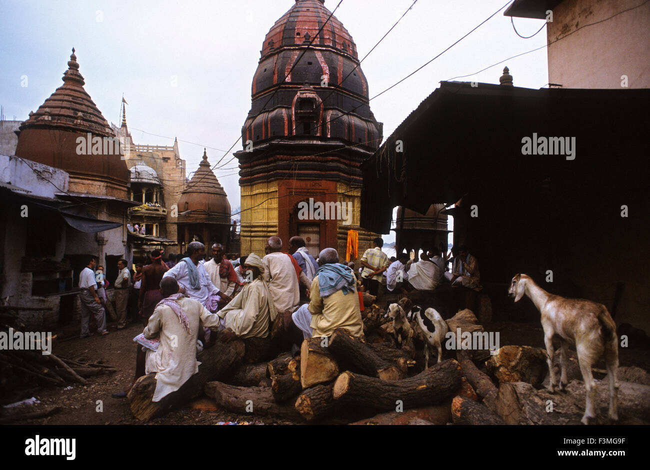 Asie Inde Uttar Pradesh Varanasi Manikarnika Ghat utilisé pour les cérémonies de crémation hindou. Varanasi, Uttar Pradesh, Inde. Manikarn Banque D'Images