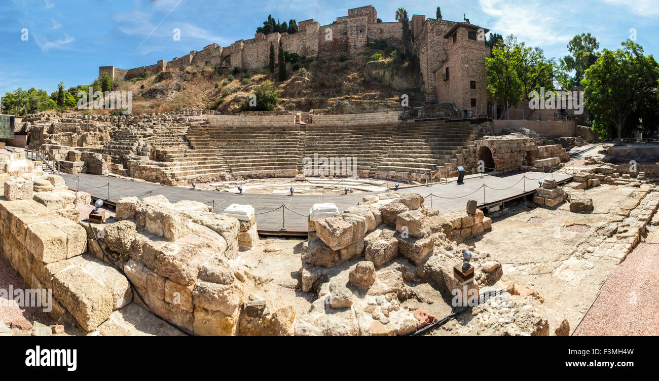 Célèbre ancien amphithéâtre romain ruines à Malaga, Espagne La vieille ville. Vue panoramique tourné Banque D'Images