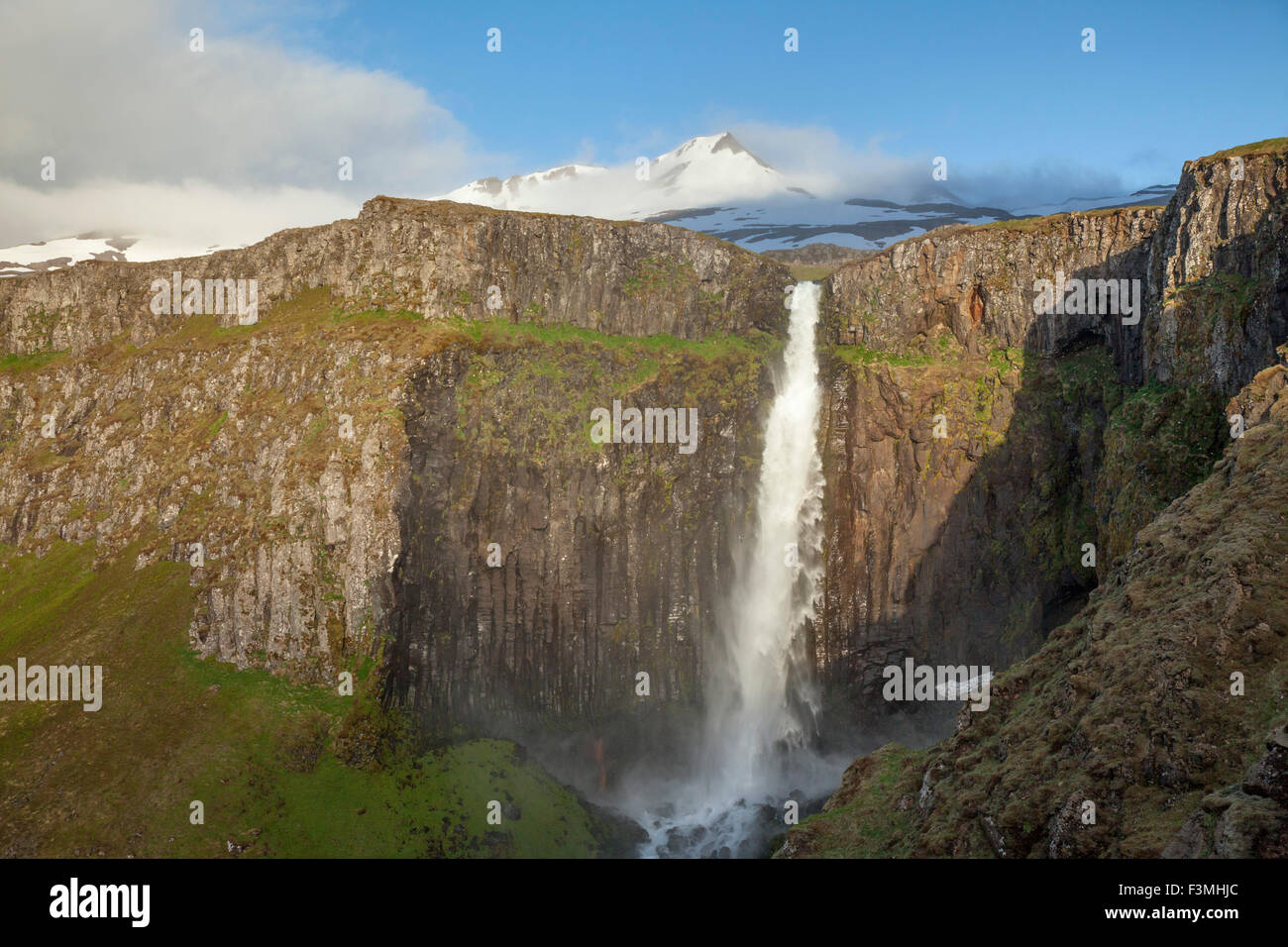Cascade de montagne près de Grundarfjordur, Péninsule de Snæfellsnes, Vesturland, Islande. Banque D'Images
