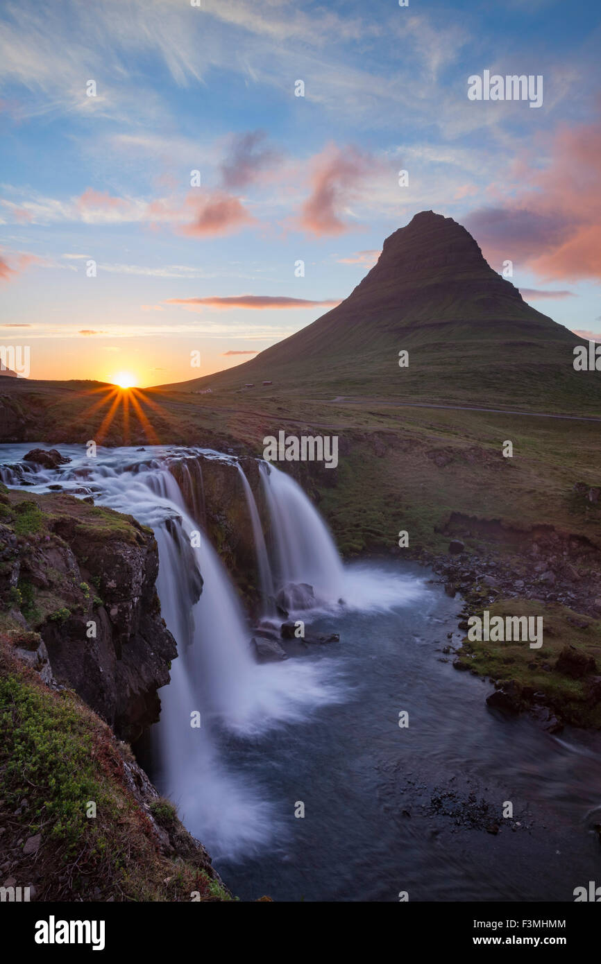 Coucher de soleil sur la montagne Kirkjufell et cascade, Grundarfjordur, Péninsule de Snæfellsnes, Vesturland, Islande. Banque D'Images