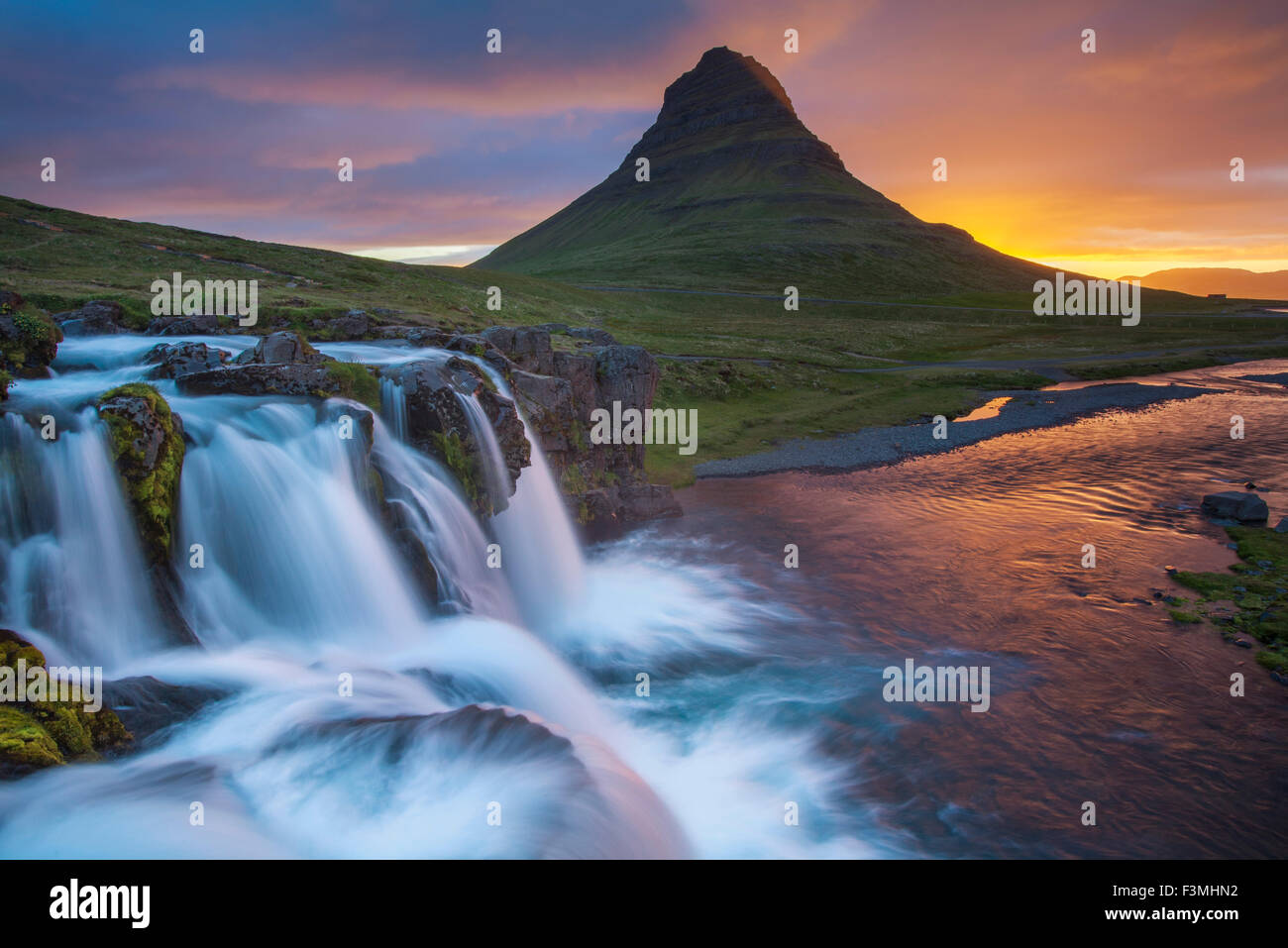 L'aube sur la montagne Kirkjufell et cascade, Grundarfjordur, Péninsule de Snæfellsnes, Vesturland, Islande. Banque D'Images