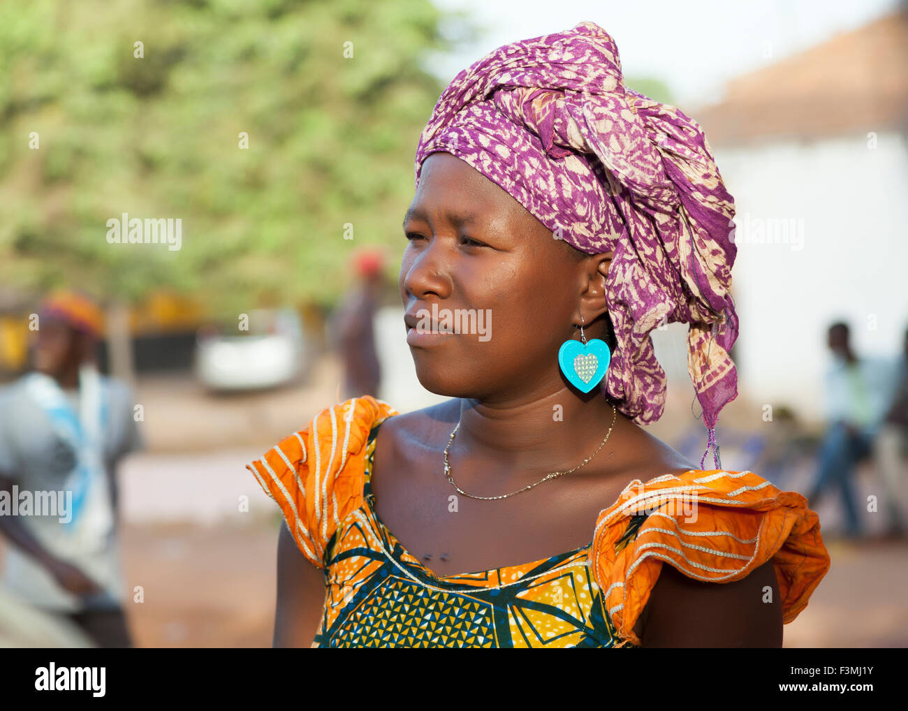 Portrait d'une femme africaine non identifiés de peuls portant des vêtements traditionnels et foulard Banque D'Images