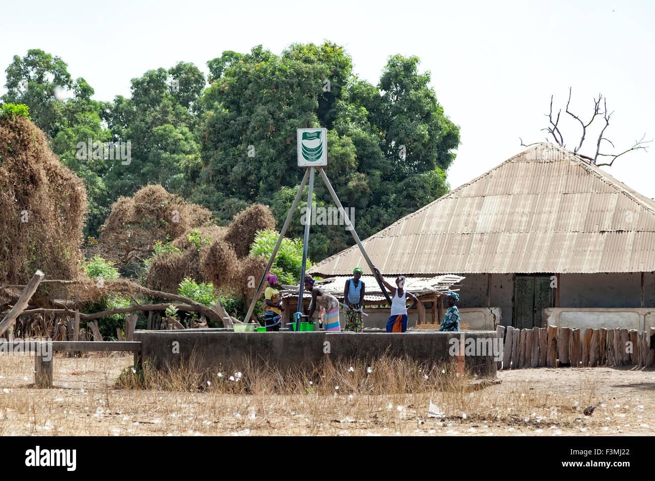 Un groupe de femmes non identifiées de l'extraction de l'eau d'un puits donné par l'Arabie saoudite dans les régions rurales de la Guinée-Bissau Banque D'Images