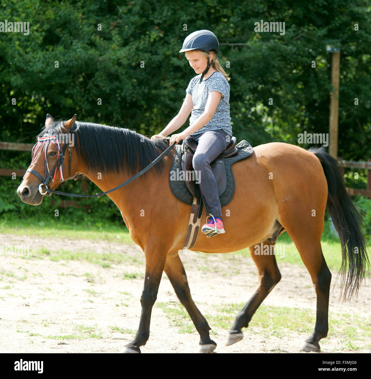 Young Girl riding horse Banque D'Images