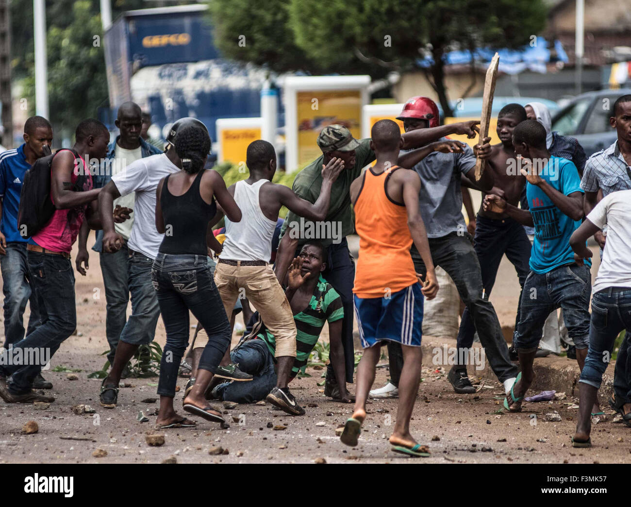 Un homme est battu au cours de la violence politique en Guinée Conakry, à la veille des élections en 2010. Banque D'Images