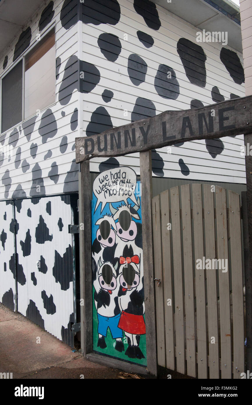 Mooball Nouvelle Galles du sud , Australie bâtiments dans la ville nommée exceptionnellement peint en noir et blanc des vaches Banque D'Images