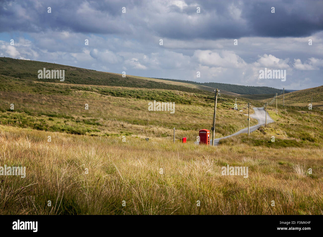 Rouge traditionnel à distance K6 téléphone fort et post box à côte de la route près de landes Abergwesyn Powys Pays de Galles UK Banque D'Images