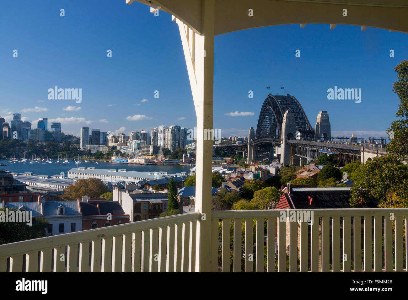 Sydney Harbour Bridge de pavillon dans le parc de l'Observatoire à la recherche sur les roches historic district Sydney NSW Aust Banque D'Images