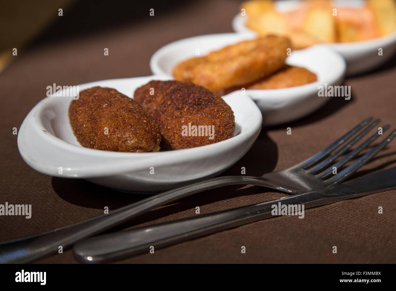 Des tapas espagnoles, de calmars et de la morue frite, Barcelone Banque D'Images