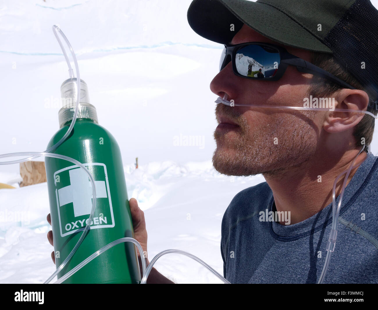 Médecin de sauvetage Denali à l'essai un système d'oxygène de secours, haut sur Mt. McKinley. Avec ce système, les patients peuvent être administré une faible concentration de l'oxygène, qui va les aider à se remettre de la maladie de l'altitude. Banque D'Images