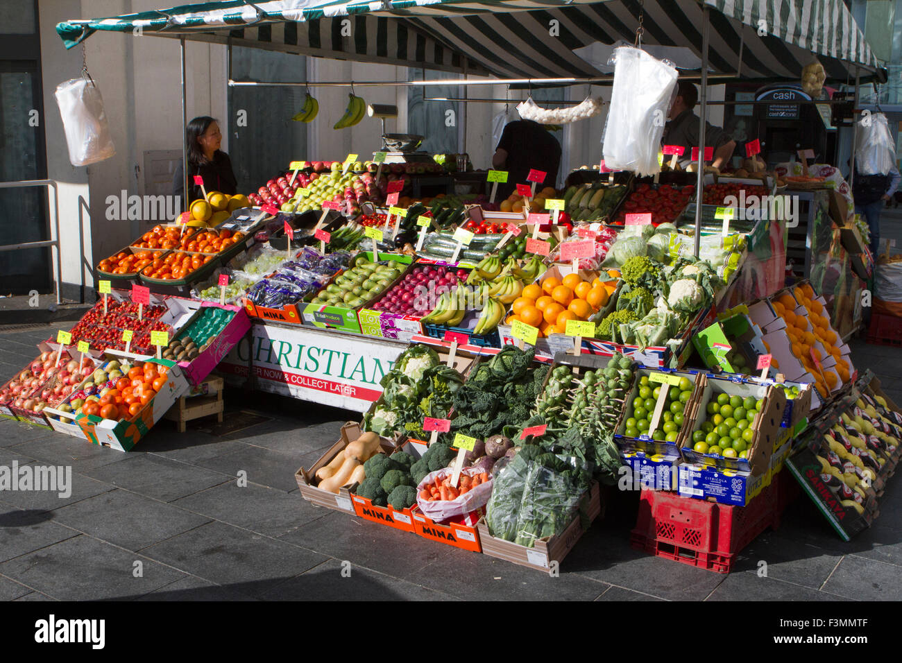 Épiciers verts aux fruits et aux légumes ; stalle de marché en vente de gorchies et légumes, Liverpool City Centre, Liverpool, Royaume-Uni Banque D'Images
