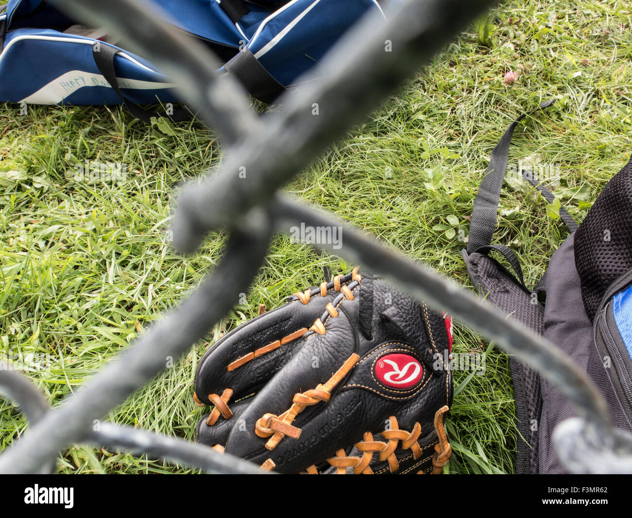 Gant de baseball sur le terrain comme vu par une clôture. Banque D'Images