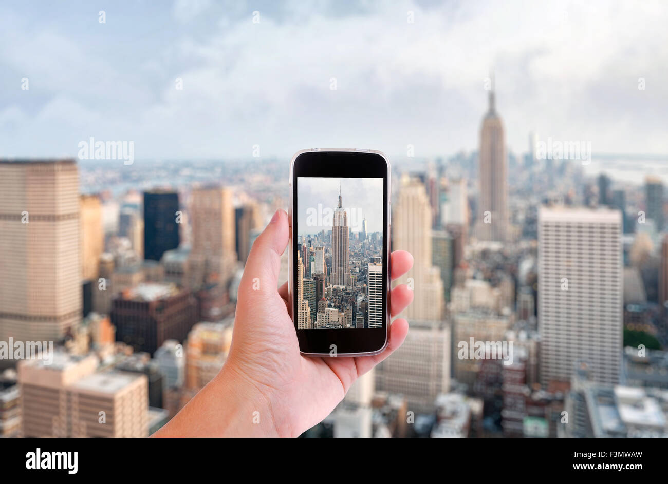 Smartphone avec prises de photos de new york city skyline Banque D'Images
