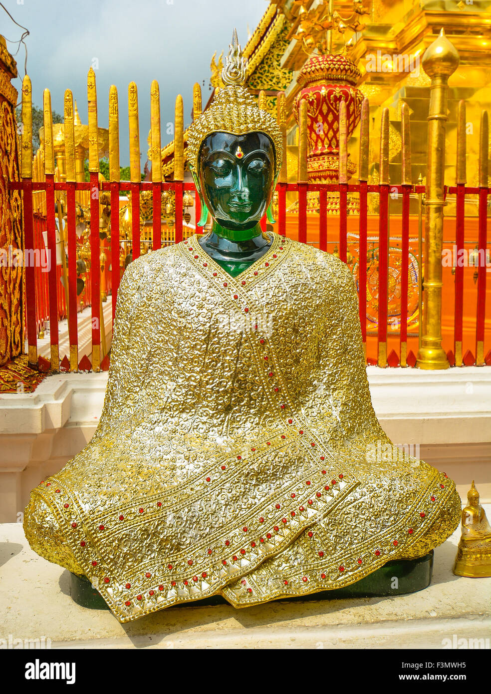 Bouddha de Jade revêtu de tissu doré, Wat Phra That Doi Suthep - Chiang Mai, Thaïlande Banque D'Images