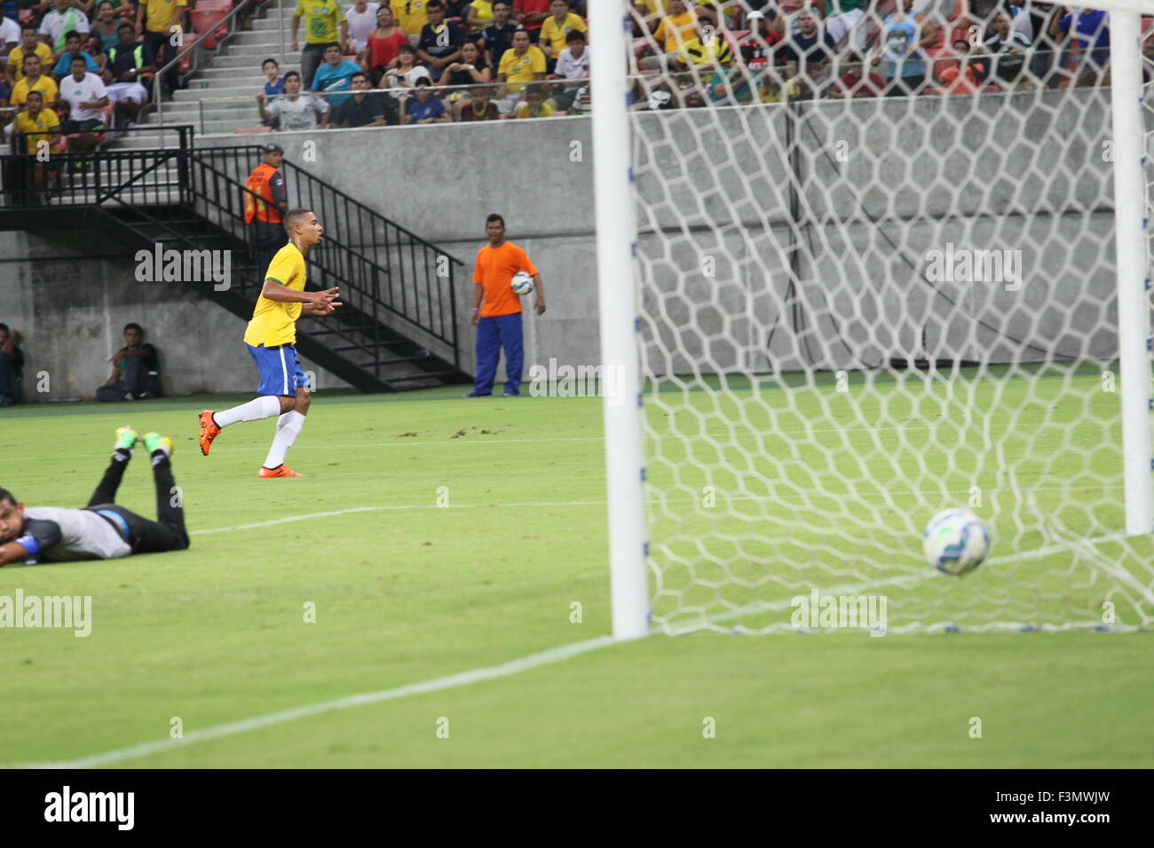 Manaus, Brésil. 09Th Oct, 2015. Lancement du match amical entre la sélection olympique du Brésil et de la sélection de la République dominicaine, s'est tenue à l'Amazon Arena. (Photo : Danilo Mello/Foto Amazonas) Lance da partida amistosa entre a Seleção Olímpica do Brasil e une Seleção da República Dominicana, realizado na Arena Amazônica. (Foto : Danilo Mello/Foto Amazonas) Credit : Danilo Mello/Alamy Live News Banque D'Images