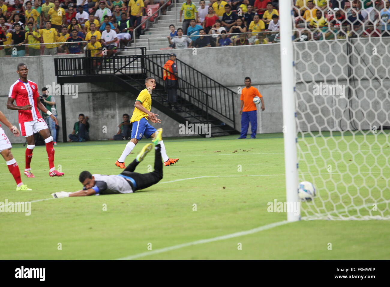 Manaus, Brésil. 09Th Oct, 2015. Lancement du match amical entre la sélection olympique du Brésil et de la sélection de la République dominicaine, s'est tenue à l'Amazon Arena. (Photo : Danilo Mello/Foto Amazonas) Lance da partida amistosa entre a Seleção Olímpica do Brasil e une Seleção da República Dominicana, realizado na Arena Amazônica. (Foto : Danilo Mello/Foto Amazonas) Credit : Danilo Mello/Alamy Live News Banque D'Images