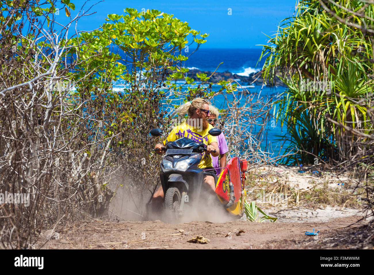 Deux internautes qui voyagent en vélo.Sumbawa island.L'Indonésie. Banque D'Images