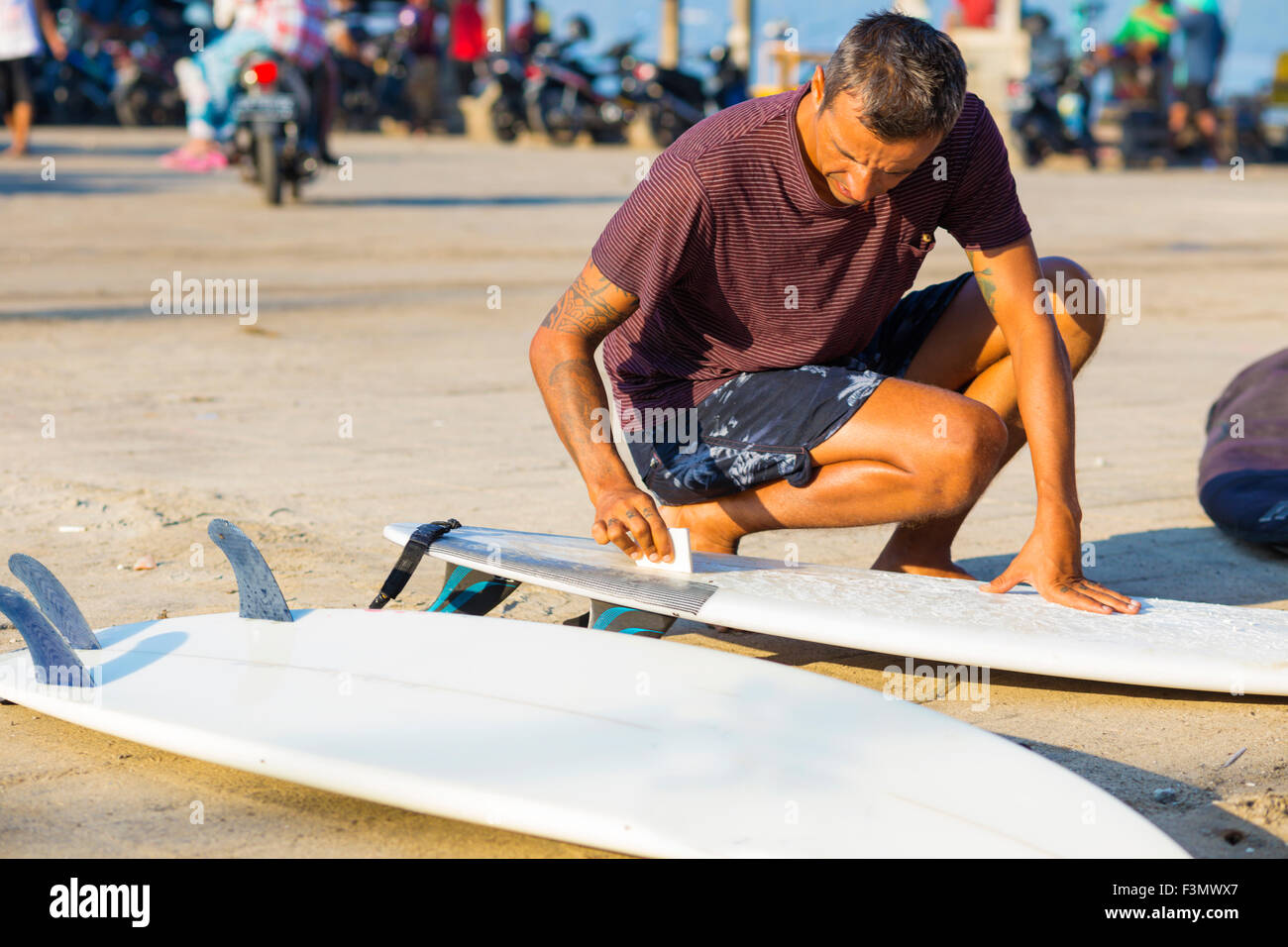 Surfer Obtenir Prêt à rouler le Surf. Banque D'Images
