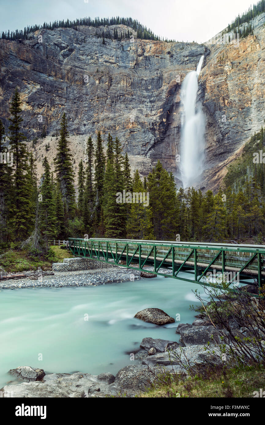 Les chutes Takakkaw, dans le parc national Yoho, la 45e plus haute chute d'eau en Colombie-Britannique. Banque D'Images