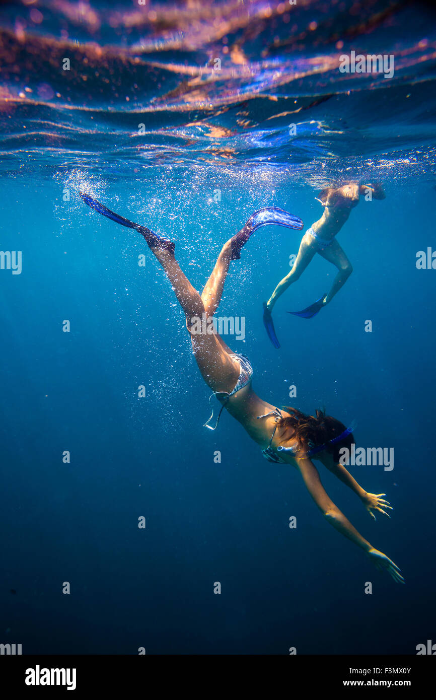 Deux jeunes Femme en apnée dans l'océan. Banque D'Images Deux jeunes Femme en apnée dans l'océan. Banque D'Images