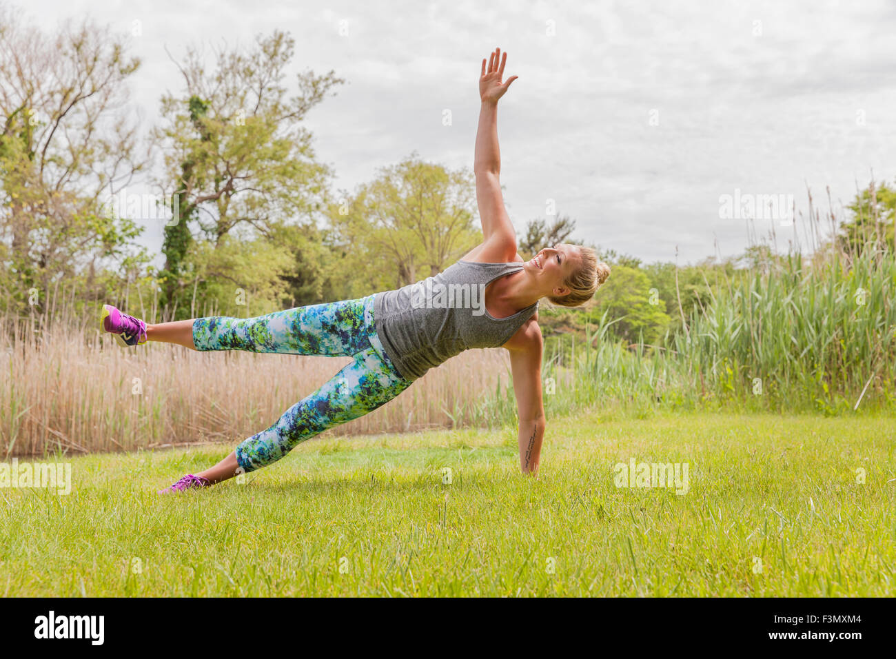 Côté femme en planche avec jambe levée Banque D'Images