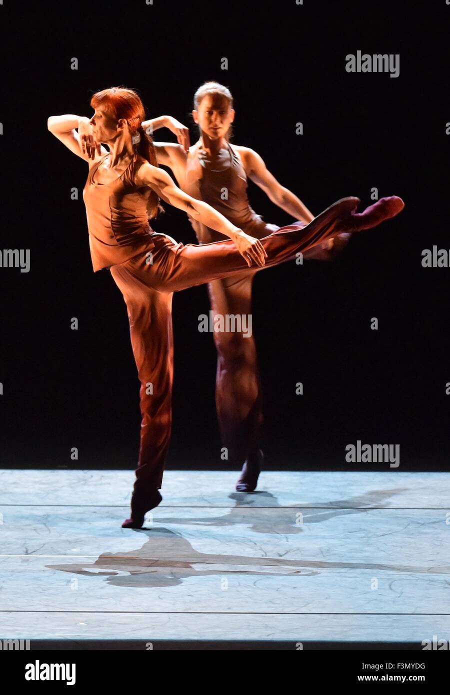 La Chine, de Pékin. 9 octobre, 2015. Célèbre ballerine Sylvie Guillem (L) danses dans ses derniers spectacles de tournée intitulée "La vie en progrès" au Centre National de la Performance Arts à Beijing, capitale de Chine, le 9 octobre 2015. 50 ans, Sylvie Guillem a décidé de se séparer de l'étape après une carrière de 39 ans avec ses spectacles d'adieu world tour. Credit : Luo Xiaoguang/Xinhua/Alamy Live News Banque D'Images