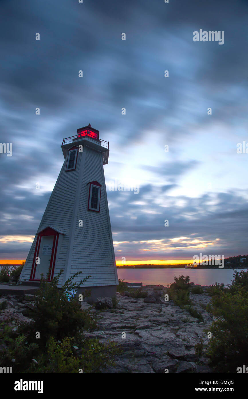 Phare de Big Tub Tobermory juste avant le lever du soleil. Banque D'Images