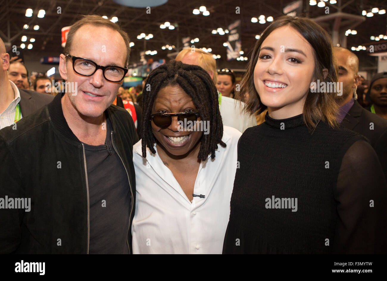 New York City, United States. 09Th Oct, 2015. Chloe Bennett (à droite), Clark Gregg (à gauche) et Whoopi Goldberg (centre) repéré shopping au cours de la deuxième journée de New York Comic Con au Jacob K. Javits Convention Center à New York. Credit : Luiz Rampelotto/Pacific Press/Alamy Live News Banque D'Images