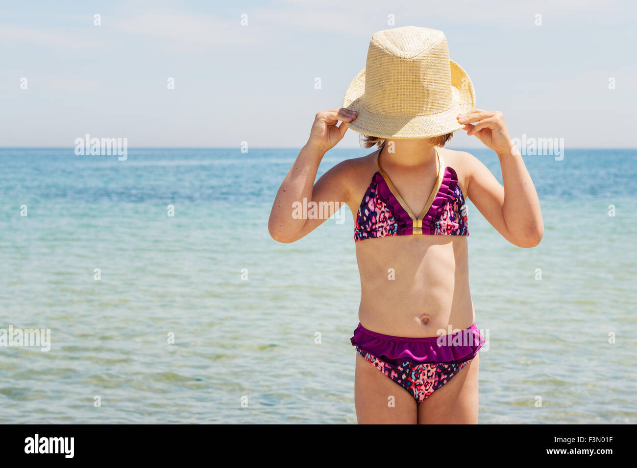 Belle fillette en bikini à la plage Banque de photographies et d'images à  haute résolution - Alamy