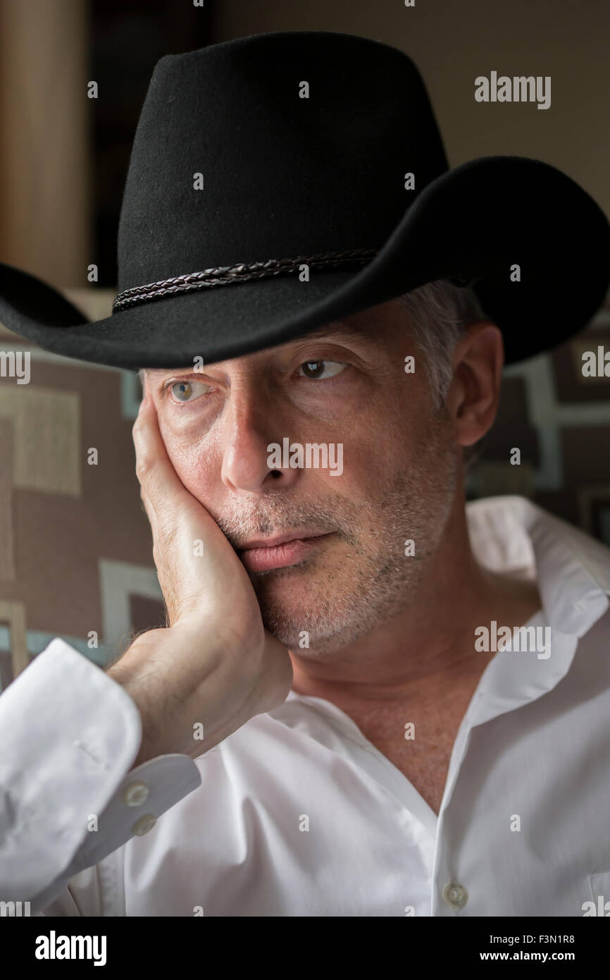 Man wearing cowboy hat, Close up, de l'éclairage naturel. Banque D'Images