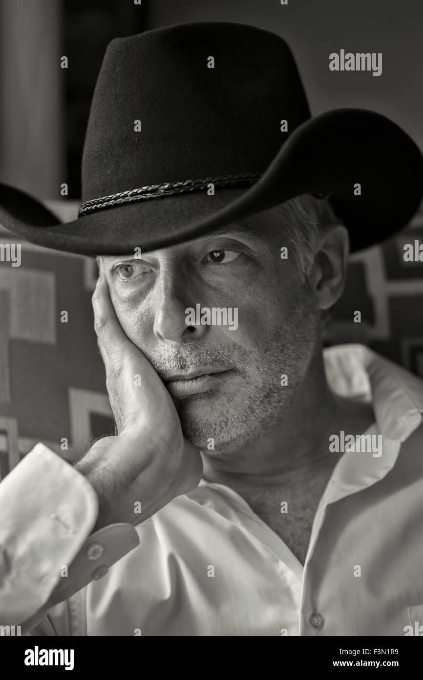 Man wearing cowboy hat, Close up, de l'éclairage naturel, en monochrome. Banque D'Images