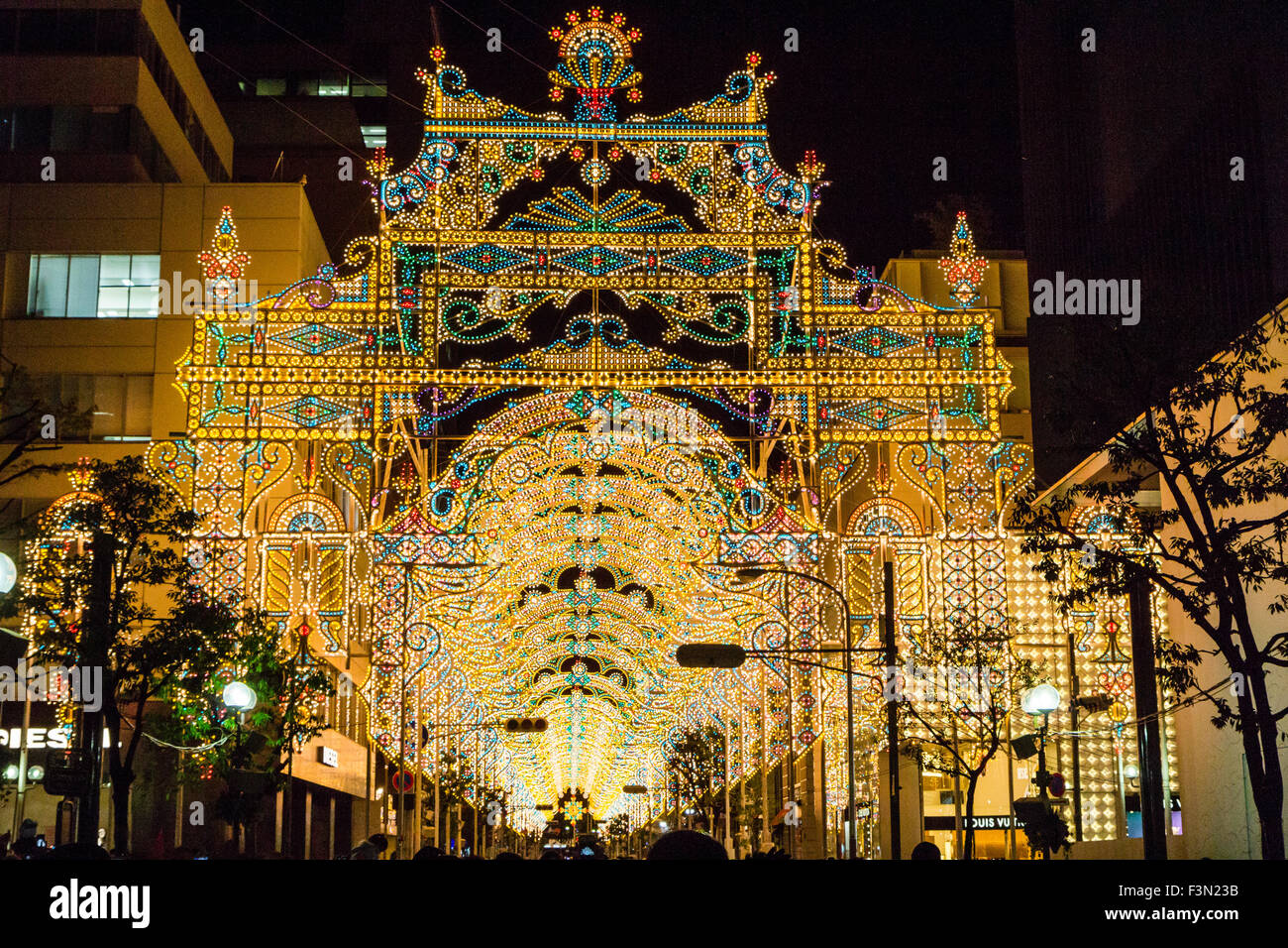 Luminaire de Kobe, le festival d'hiver de la lumière. L'éclairage ambiant écran connecté entre les bâtiments sur l'une des principales rues commerçantes. Banque D'Images