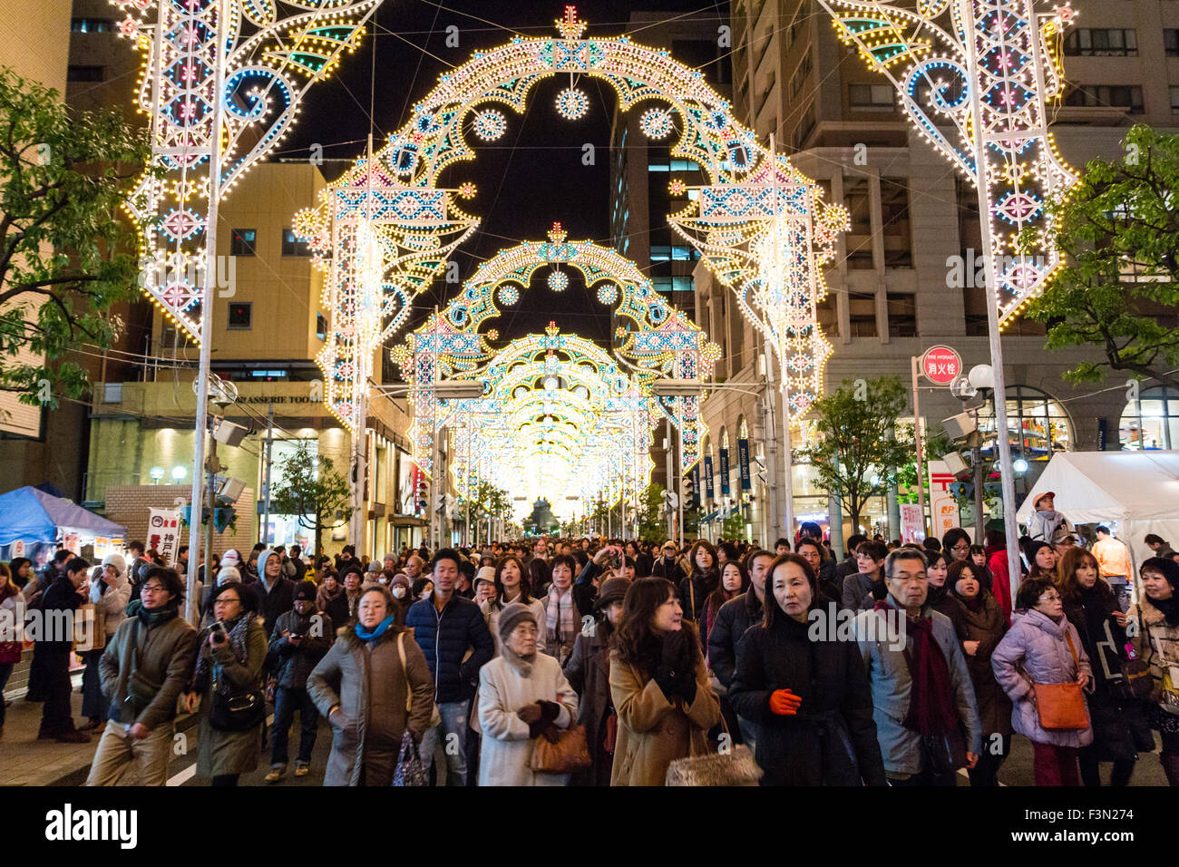 Luminaire de Kobe, le festival d'hiver de la lumière. Foule apparemment sans fin errant dans une rue principale avec l'énorme lumière afficher les frais généraux. Banque D'Images