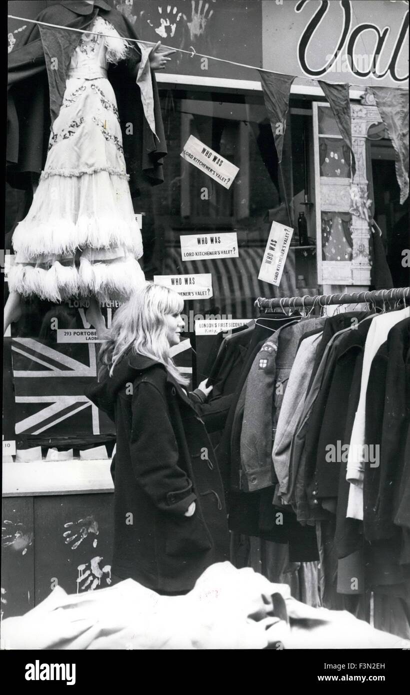 24 février 1967 - qui était Lord Kitchener's valet ? Une bonne question - de toute façon ce qui compte c'est qu'à son établissement, vous pourrez vous adonner à un rang vous avez envie de vous dans. Cette jeune femme semble être difficile pour le choix de l'uniforme qu'elle veut porter. © Keystone Photos USA/ZUMAPRESS.com/Alamy Live News Banque D'Images