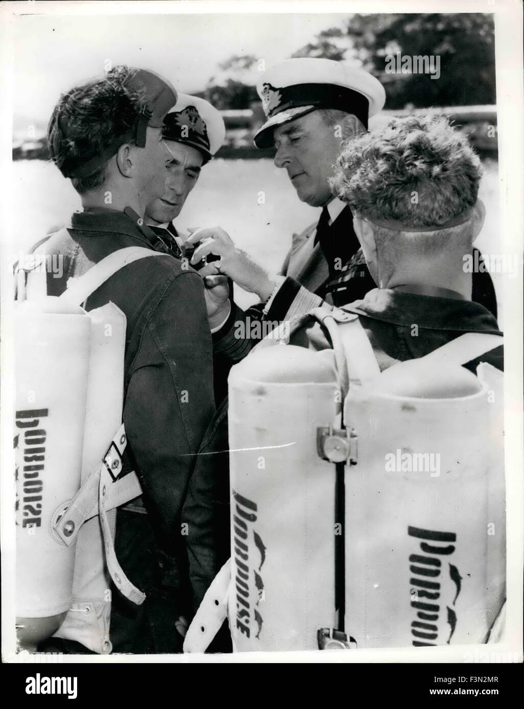 04 janv., 1958 - Comte Mountbatten Admire Australian Aqua Lung et a l'un envoyé en Angleterre pour Royal Naval Eianintion : l'amiral Comte Mountbatten a effectué une visite à la Royal Australian Naval Base à NOWRA, Nouvelles Galles du Sud, récemment - au cours de laquelle il et la Comtesse est allé pour un voyage d'un planeur.sortent de sa visite, le comte fait une inspection minutieuse d'un marsouin commun'' ''Aqua Lung - ce qu'il en Angleterre Rouge Ord en examen pour l'examen par des experts de la Marine royale. Phot montre Earl Mountbatten fait une inspection minutieuse du marsouin Aqua Lung - à la Royal Australian Navy base située à Nowra, N.S.W. (Crédit Image : © Banque D'Images