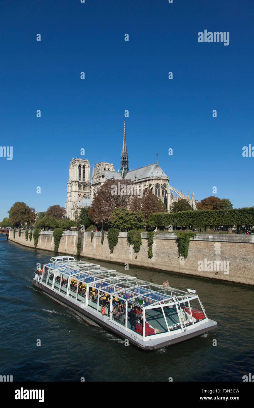Basilique Notre Dame, l'Ile de la Cité, Paris ,avec bateau-mouche lancer . sighteseeing France Banque D'Images