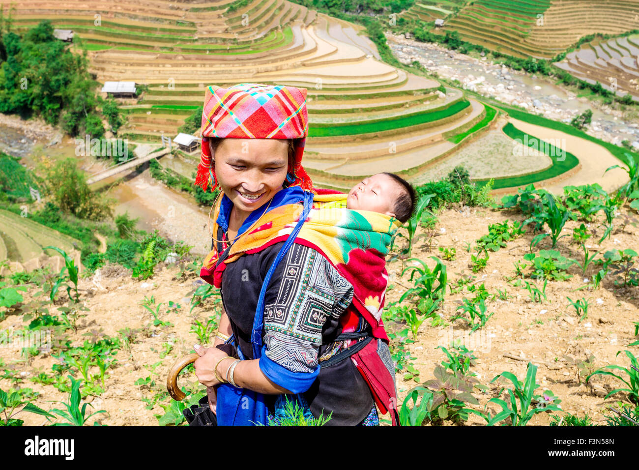 Une maman et son bébé ethnique sur la montagne Banque D'Images