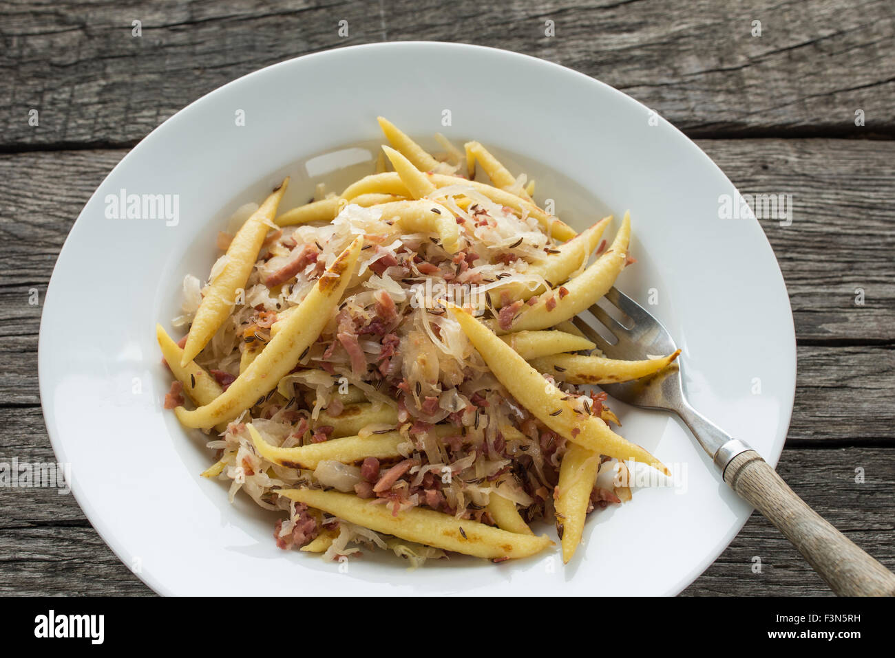 Vue de dessus en forme de doigt boulettes de pommes de terre avec de la choucroute et du bacon Banque D'Images