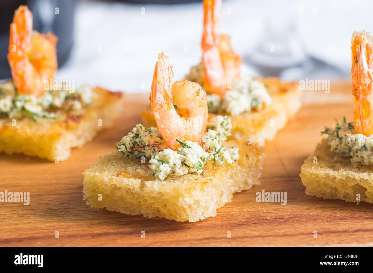 Crevettes savoureuses tapas apéritif, sur des toasts frits Banque D'Images