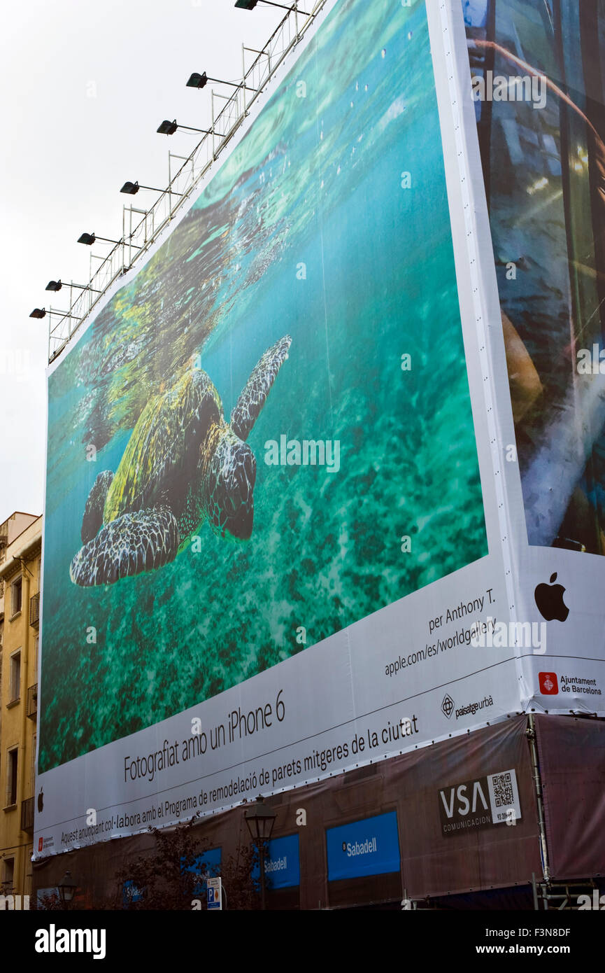 Panneau géant à l'avant de l'iPhone 6 publicité bâtiment à Barcelone Catalogne Espagne ES Banque D'Images