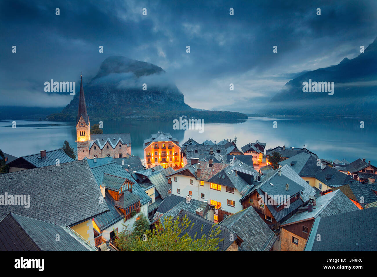 Hallstatt, Autriche. Image du célèbre village alpin Halstatt pendant le crépuscule heure bleue. Banque D'Images