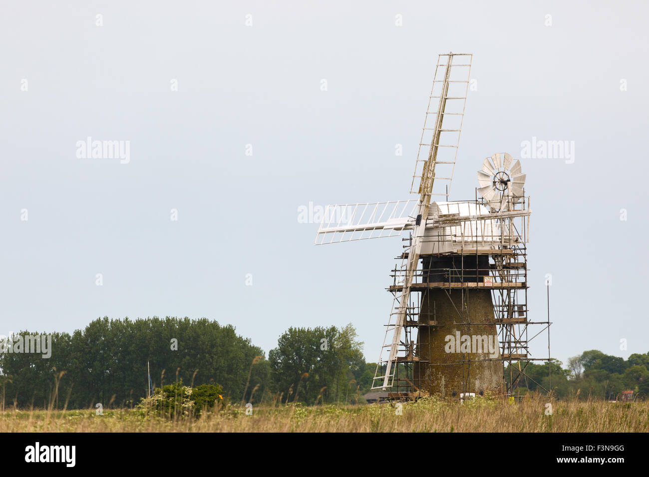 Moulin à vent extérieur de réparation et d'entretien du bâtiment. Norfolk Broads Angleterre UK Banque D'Images