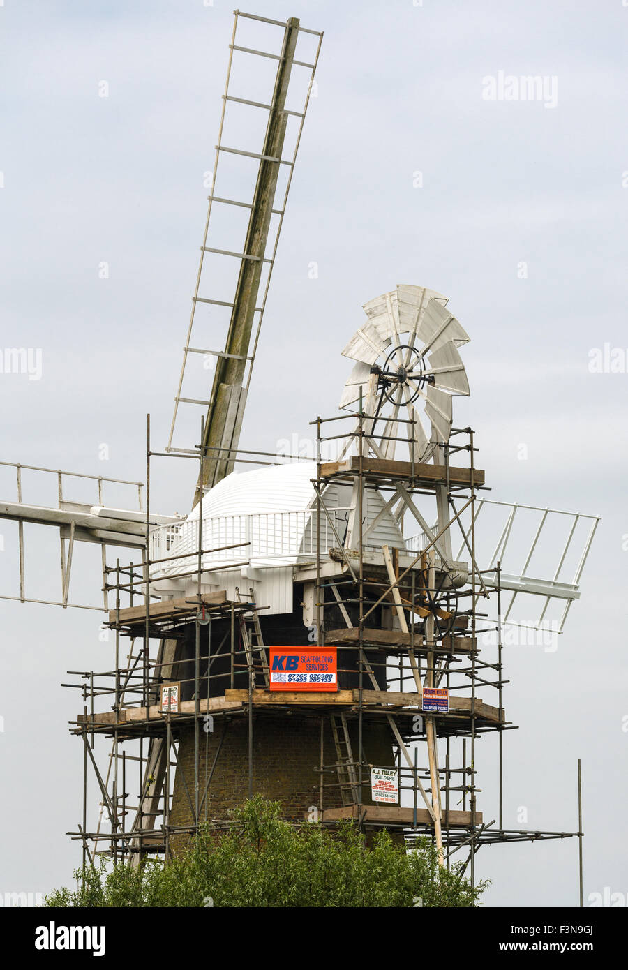 Moulin à vent extérieur de réparation et d'entretien du bâtiment. Norfolk Broads Angleterre UK Banque D'Images